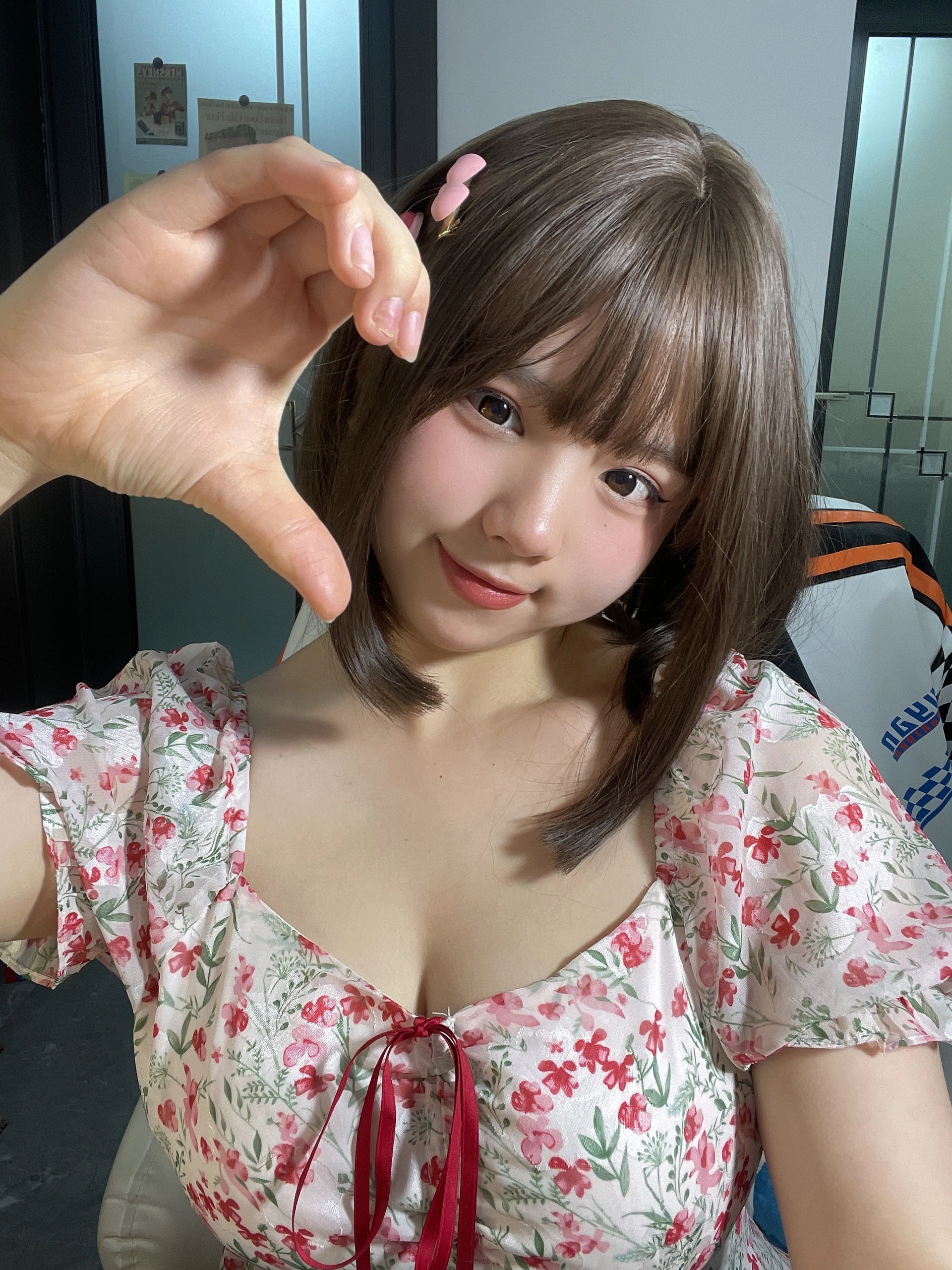葵油饼er写真《微密圈 NO.041 碎花裙》发布 清新碎花演绎夏日温柔时光