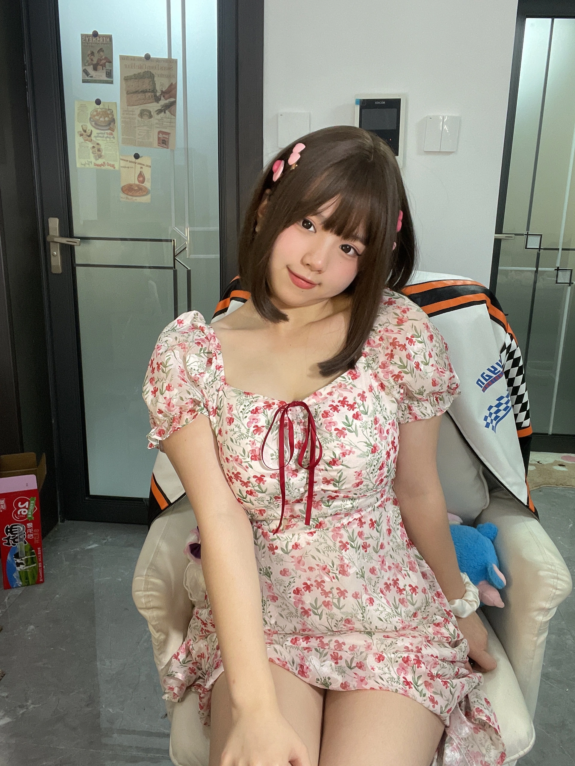 葵油饼er写真《微密圈 NO.041 碎花裙》发布 清新碎花演绎夏日温柔时光插图1